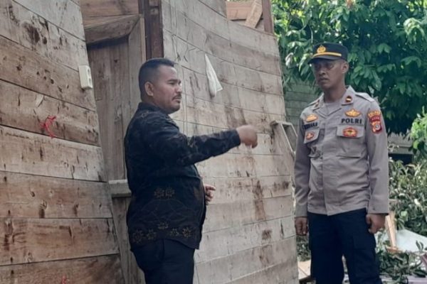 Satu Unit Rumah di Tanah Jambo Aye Rusak Berat Tertimpa Pohon