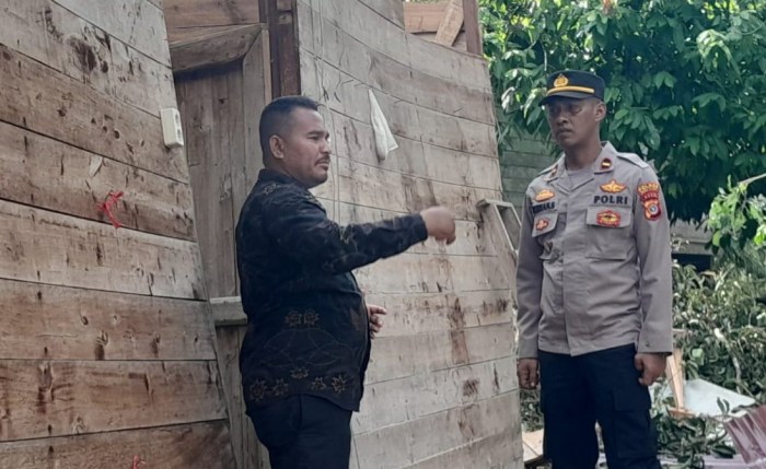 Satu Unit Rumah di Tanah Jambo Aye Rusak Berat Tertimpa Pohon Satu Unit Rumah di Tanah Jambo Aye Rusak Berat Tertimpa Pohon