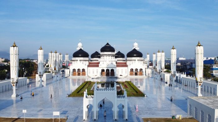 Masjid Raya Baiturrahman Sebagai Simbol Keislaman Aceh Ayam arab di Mesjid Raya Aceh Besar