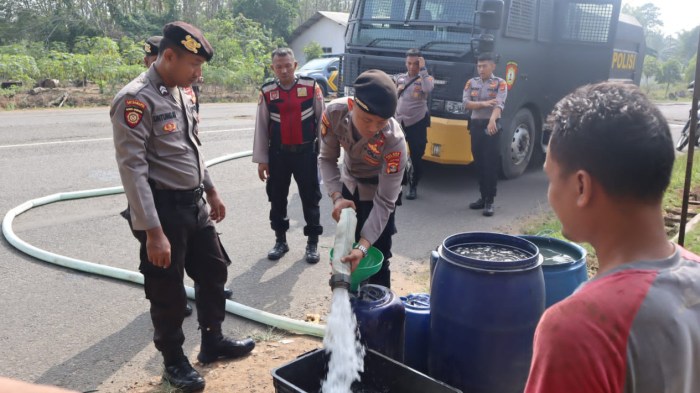 Dampak El Nino, Polres Way Kanan Bagikan Air Bersih ke Warga di ... Dampak El Nino, Polres Way Kanan Bagikan Air Bersih ke Warga di ...