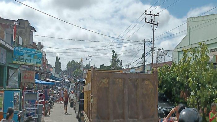 Pasar Lawe Sigala-gala Aceh Tenggara Semrawut, Pedagang Jualan di Jalan ... Pasar Lawe Sigala-gala Aceh Tenggara Semrawut, Pedagang Jualan di Jalan ...