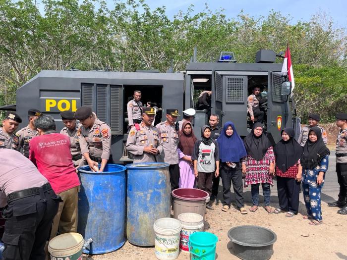 Sambut HUT Humas Polri Ke 72, Polres Way Kanan Bagikan Air Bersih di Km ... Sambut HUT Humas Polri Ke 72, Polres Way Kanan Bagikan Air Bersih di Km ...