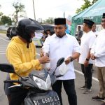 Pj Bupati Aceh Besar bagi 250 Paket takjil di Kota Jantho - ANTARA News ...