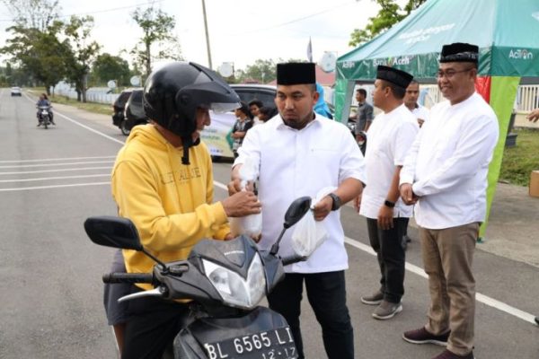 Pj Bupati Aceh Besar bagi 250 Paket takjil di Kota Jantho - ANTARA News ...