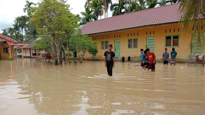 Ratusan Rumah Warga Pirak Timur Terendam Banjir - Serambinews.com Ratusan Rumah Warga Pirak Timur Terendam Banjir - Serambinews.com