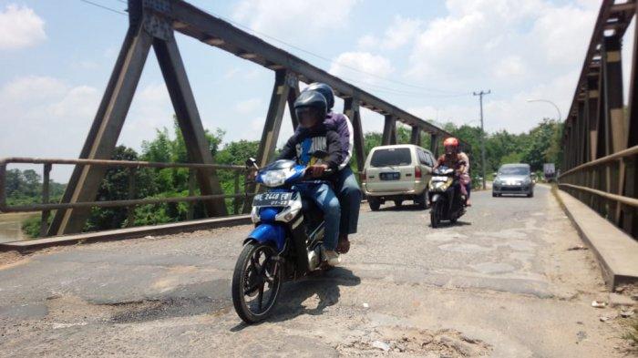 Banyak Lubang dan Aspal Terkikis, Kondisi Jembatan Way Seputih Lamteng ... Ayam arab di Way Seputih, Lampung Tengah