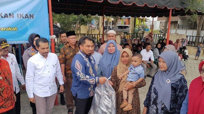 Ibu Hamil dan Anak-anak di Krueng Barona Jaya Diberi Ikan Gratis ... Ibu Hamil dan Anak-anak di Krueng Barona Jaya Diberi Ikan Gratis ...
