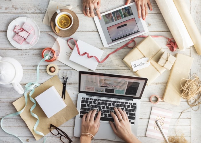 Gambar : meja, hangat, imut, perayaan, hadiah, dekorasi, Internet ... Gambar : meja, hangat, imut, perayaan, hadiah, dekorasi, Internet ...