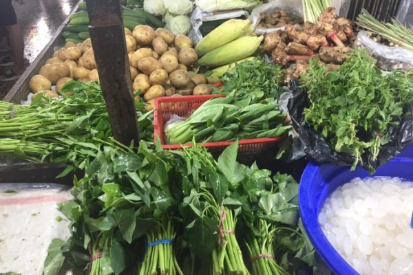 Daun penggemuk ayam di Banjarangkan, Klungkung