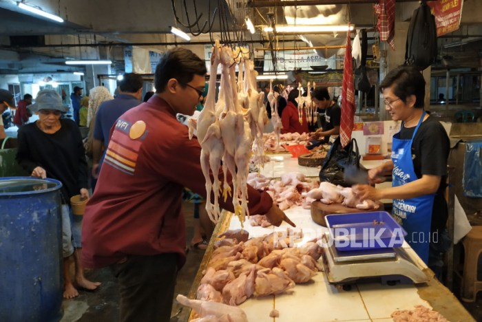 Harga Daging Ayam di Pasar Tradisional Kota Bandung Masih Tinggi ... Harga Daging Ayam di Pasar Tradisional Kota Bandung Masih Tinggi ...