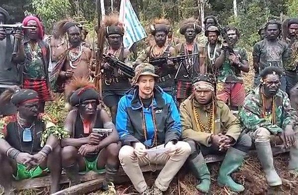 Daun penggemuk ayam di Yenggelo, Kab. Nduga