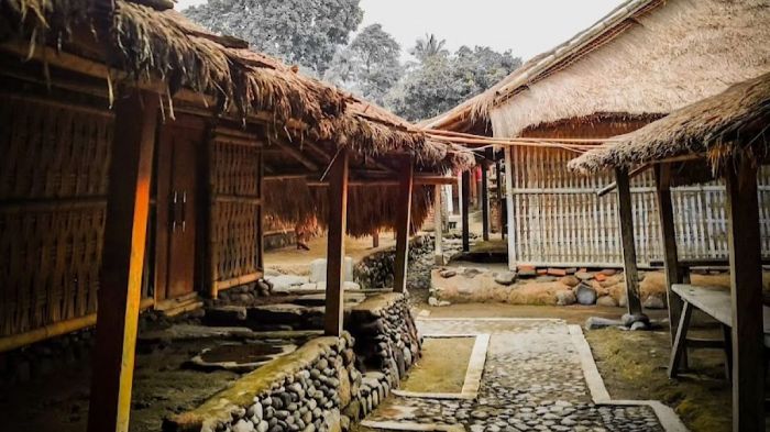 Rumah Adat Bayan Timur di Lombok Utara Punya Detail Ornamen yang Unik ... Daun penggemuk ayam di Bayan, Lombok Utara
