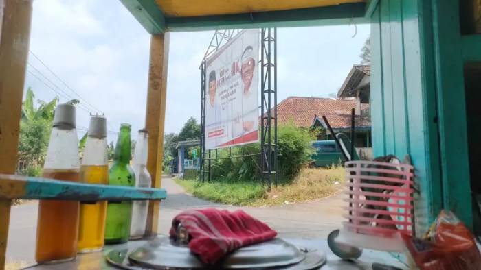 Aroma Harapan di Tengah Baliho Calon Bupati Purwakarta | Jabar News Ayam afkir di Wanayasa, Purwakarta