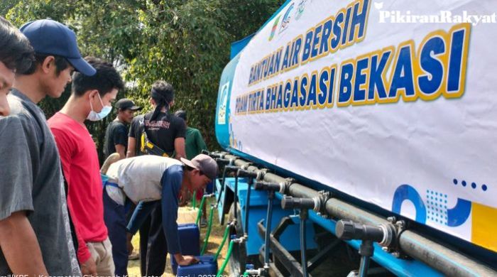 Kekeringan di Cibarusah Bekasi, 130.000 Liter Air Bersih Disalurkan ke ...