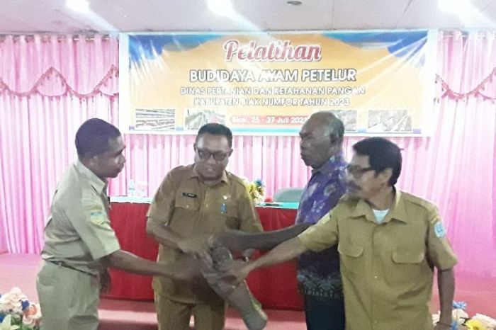 Plt Sekda Biak buka pelatihan berternak ayam petelur - ANTARA News Papua