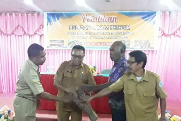 Plt Sekda Biak buka pelatihan berternak ayam petelur - ANTARA News Papua