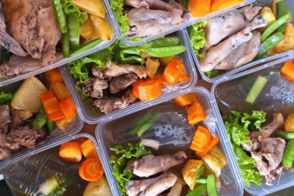 Menu nasi kotak ayam tulang lunak di Kebagusan, Pasar Minggu, Jakarta ...