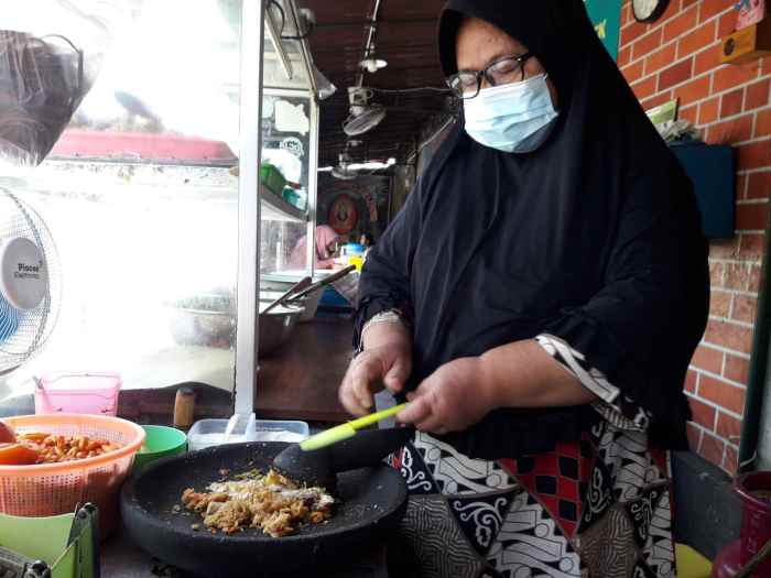 Daun penggemuk ayam di Soppeng Riaja, Barru
