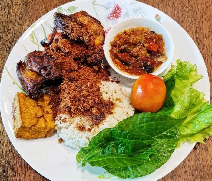 Makan Malam di Bogor Enaknya di Mana ya? Cicipi Ayam Bebakak di Resto ...