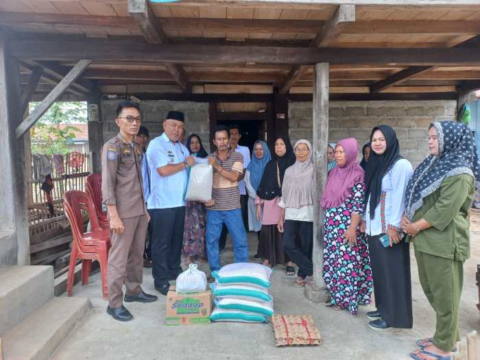 Wakili Pemkab Lampung Barat, Camat Belalau Salurkan Bantuan Korban ...