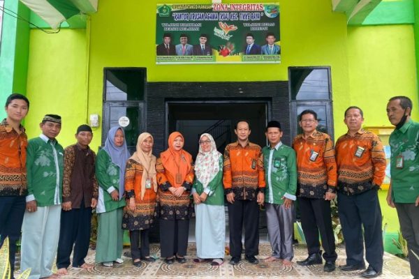 Daun penggemuk ayam di Tikke Raya, Pasangkayu