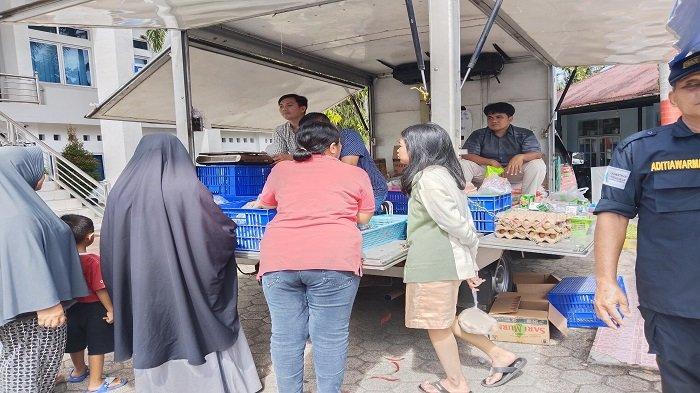 500 Papan Telur Ayam Ludes Terjual di Pasar Murah Koto Tangah, Per ... 500 Papan Telur Ayam Ludes Terjual di Pasar Murah Koto Tangah, Per ...