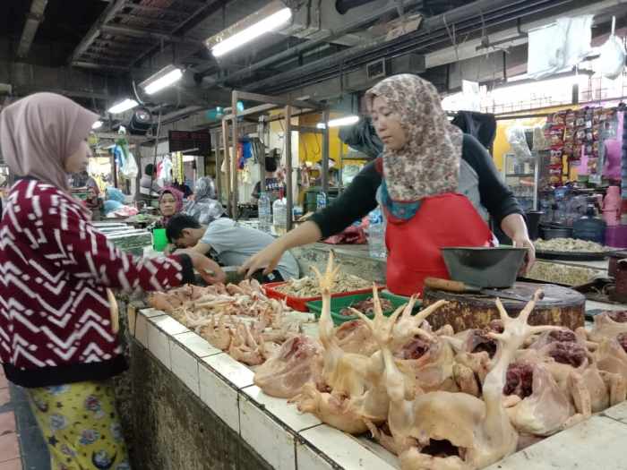 Ayam ternak di Pasar Kliwon, Kota Surakarta