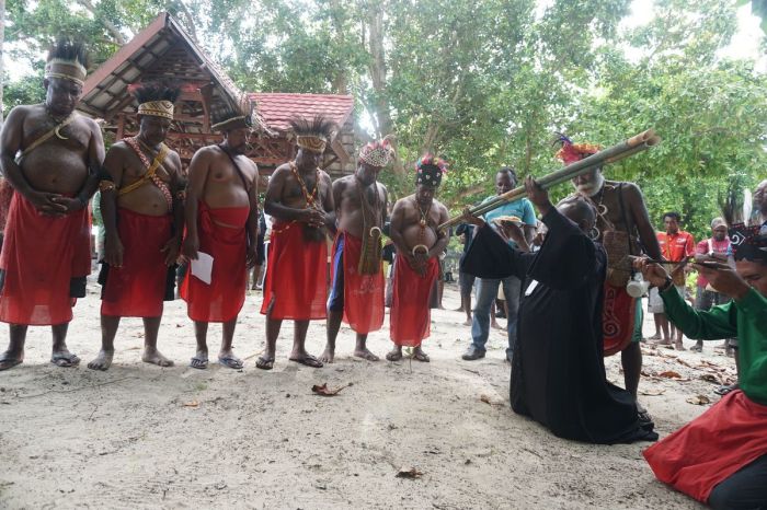 Mengenal Enam Keret Suku Byak di Kabupaten Tambrauw Papua Daun penggemuk ayam di Bikar, Kab. Tambrauw