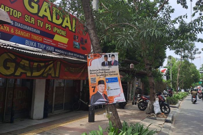 Jalan Panjang Kebon Jeruk Ramai Spanduk Caleg yang Dipaku di Pohon Ayam arab di Kebon Jeruk, Jakarta Barat