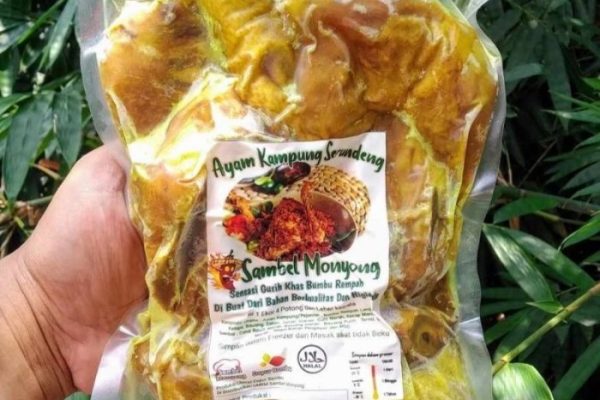 Daun penggemuk ayam di Kopang, Lombok Tengah
