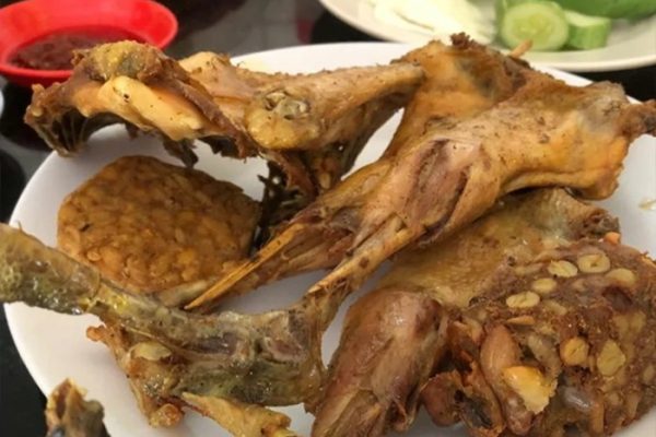 Ayam Goreng Cirebon | Pedesan ayam🤤😍 di @urbanchicken.id emang ga ada ...