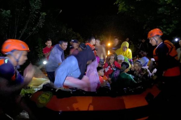 Tim SAR Gabungan Mengevakuasi Korban Banjir di Kecamatan Muko Muko ...
