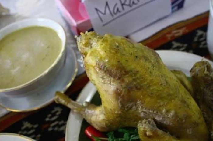 Daun penggemuk ayam di Kodi, Sumba Barat Daya