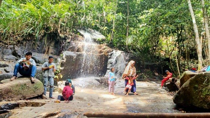 24 Tempat Wisata di Kubu Raya Paling Hits yang Wajib Dikunjungi Daun penggemuk ayam di Teluk Pakedai, Kubu Raya