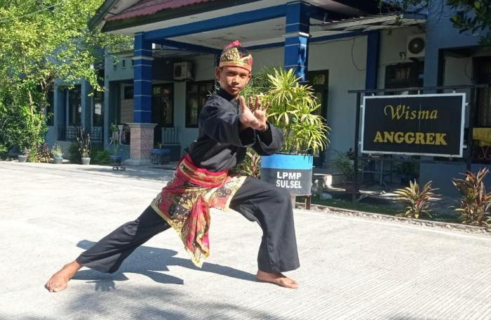 Daun penggemuk ayam di Kalaena, Luwu Timur