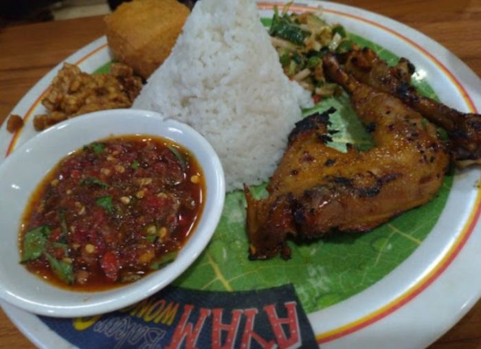 Meresap Sampai Tulang. 10 Ayam Bakar di Bandung Ini Enak Pisan - Nibble Ayam afkir di Sumur Bandung, Kota Bandung