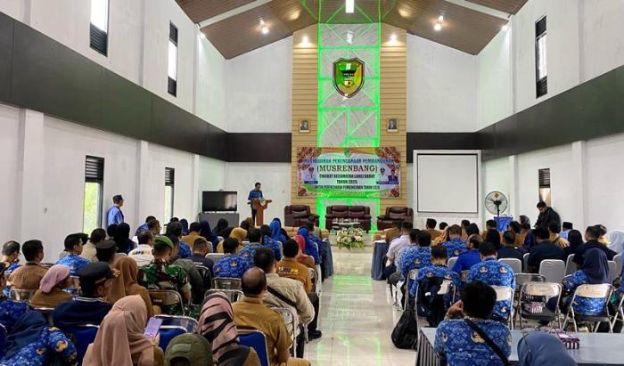 Daun penggemuk ayam di Lahei Barat, Barito Utara