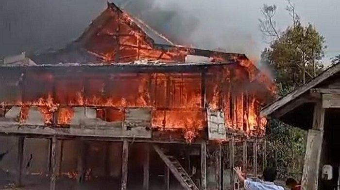 BREAKING NEWS Kebakaran Rumah Tewaskan Nenek 84 Tahun di Porehu Kolaka ...