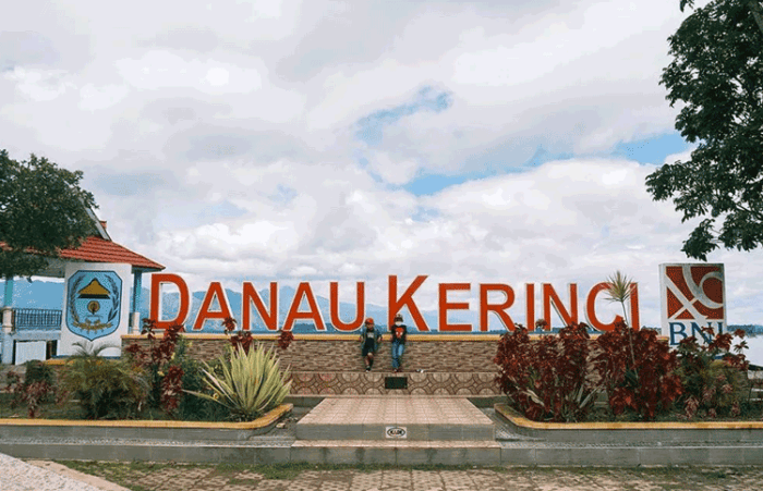 Danau Kerinci: Legenda, Daya Tarik, dan Harga Tiket - BAMS Ayam layer di Danau Kerinci, Kabupaten Kerinci