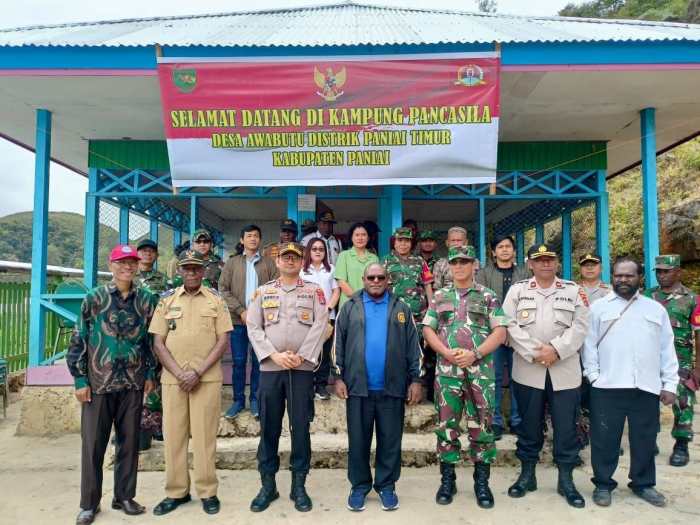 Daun penggemuk ayam di Ekadide, Kab. Paniai