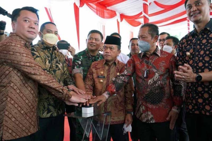 Gubernur Jambi Letakan Batu Pertama Pembangunan Jalan Khusus Batu di ... Ayam layer di Kumpeh Ulu, Kabupaten Muaro Jambi