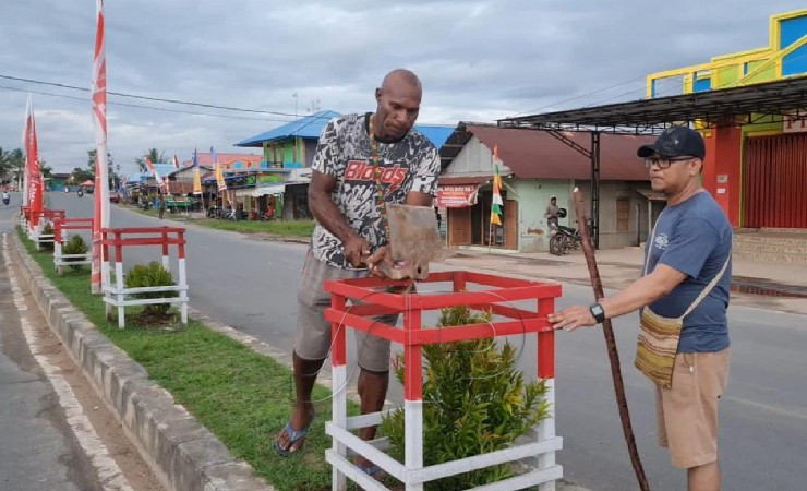 Daun penggemuk ayam di Yakomi, Kab. Mappi