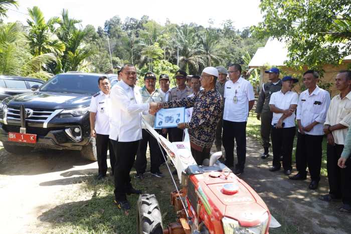 Kunjungan ke Bathin III Ulu, Bupati Bungo Tanam Padi dan Serahkan ... Ayam layer di Bathin III Ulu, Kabupaten Bungo