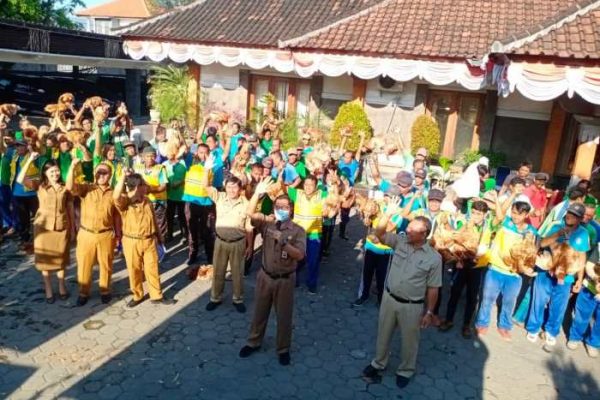 Daun penggemuk ayam di Sawan, Buleleng