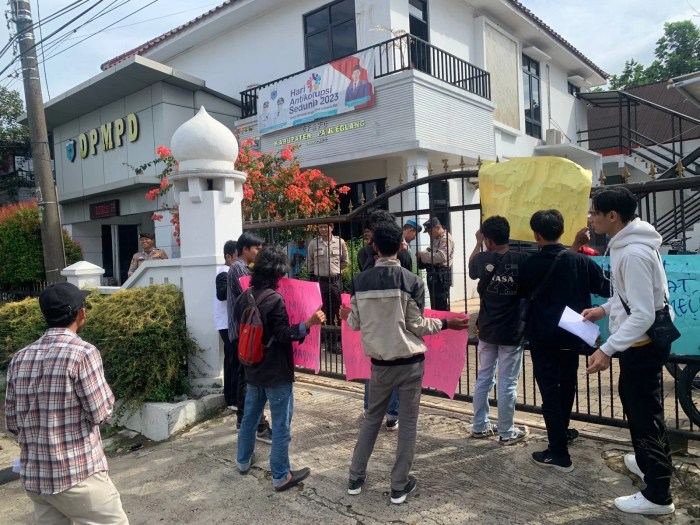 Benahi Tata Kelola Pemerintahan Desa, Ilmu Pemerintahan UNIBA Gelar ... Daun penggemuk ayam di Koroncong, Kab. Pandeglang