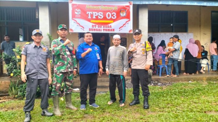 Pencoblosan surat suara di TPS 001, 03 dan TPS 07 di desa Sungai Toman ... Pencoblosan surat suara di TPS 001, 03 dan TPS 07 di desa Sungai Toman ...