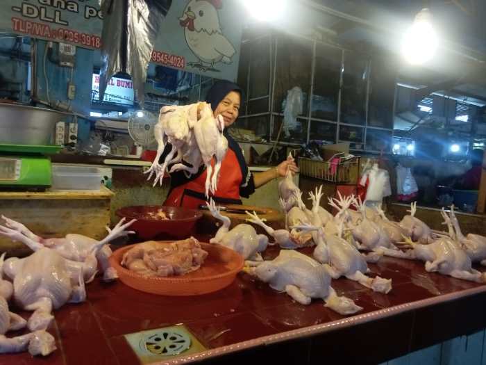 Harga Naik, Ayam Potong di Pasar Johar Karawang Tetap Laris Harga ayam kampung potong di Karawang Barat, Karawang