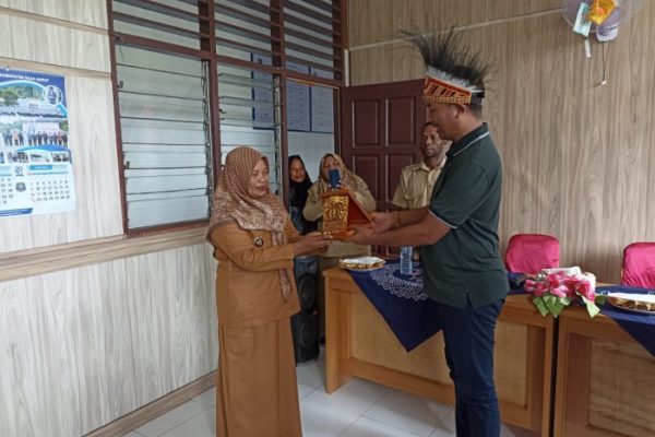 Daun penggemuk ayam di Waigeo Selatan, Kab. Raja Ampat