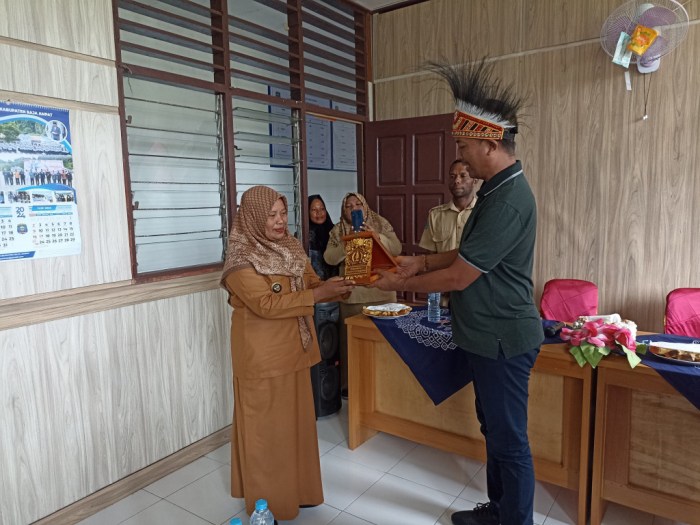 Daun penggemuk ayam di Waigeo Selatan, Kab. Raja Ampat