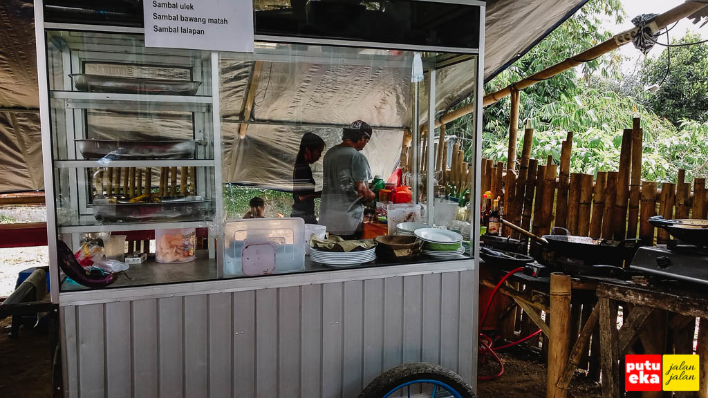 Ayam Bakar Enak Baturiti di Warung D’rasain 2 - Putu Eka Jalan Jalan ... Daun penggemuk ayam di Baturiti, Tabanan